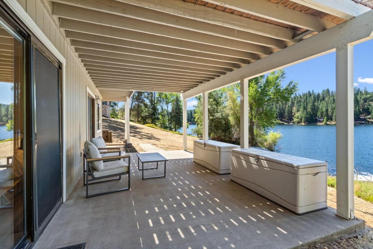 Villa Lakefront With 180 Degree View Private Dock And Boats