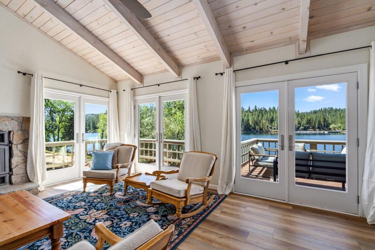 Lakefront With 180 Degree View Private Dock And Boats