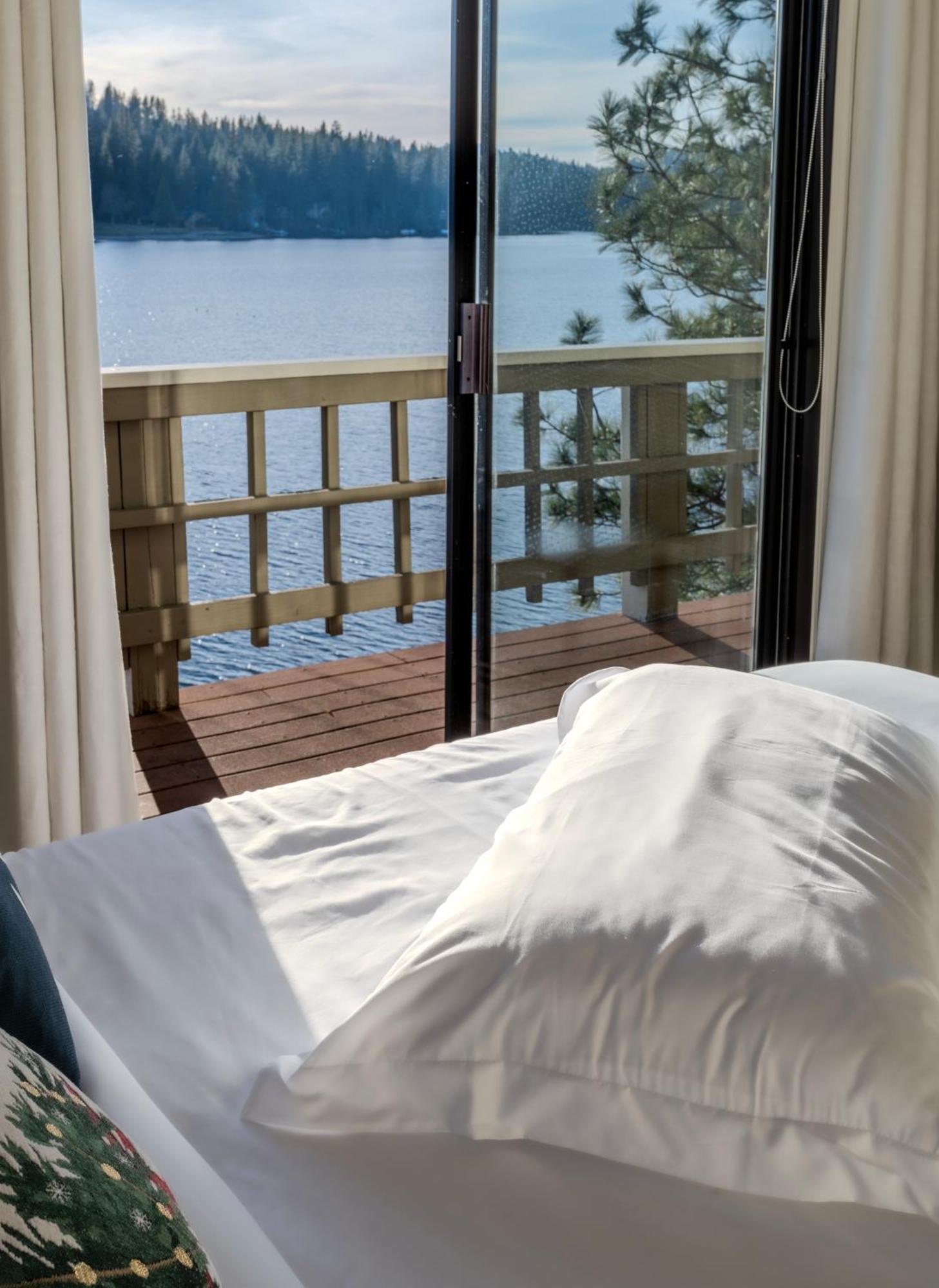 Villa Lakefront With 180 Degree View Private Dock And Boats