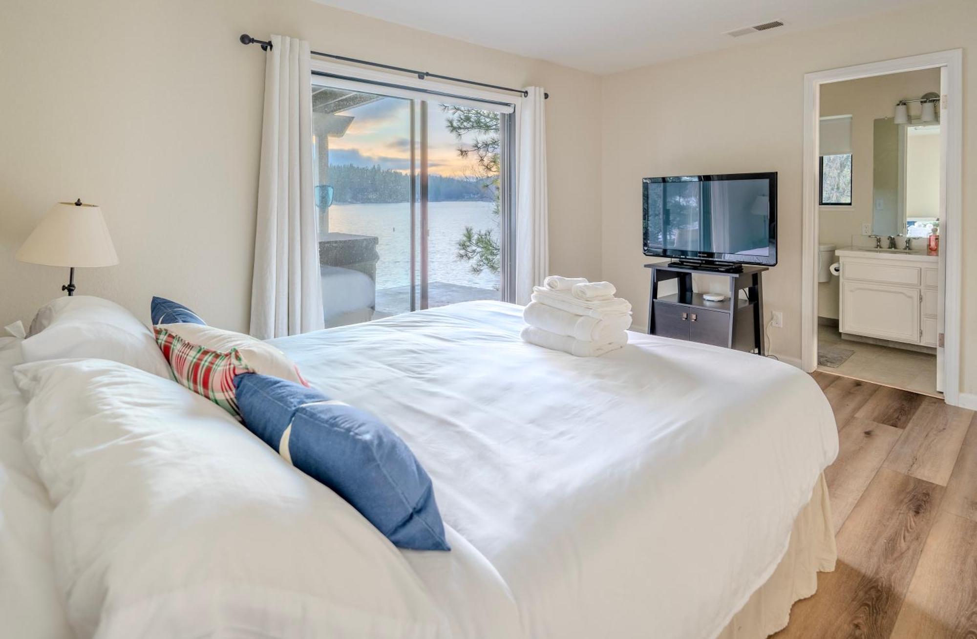 Lakefront With 180 Degree View Private Dock And Boats *