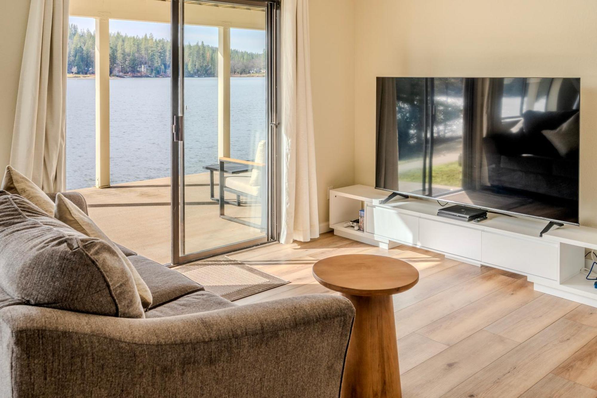 Lakefront With 180 Degree View Private Dock And Boats Villa *